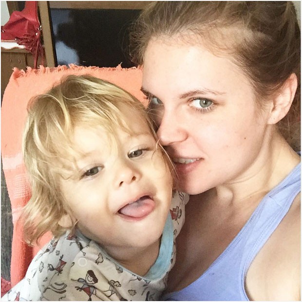Caroline e o filho Théo (Foto: Reprodução - Instagram)
