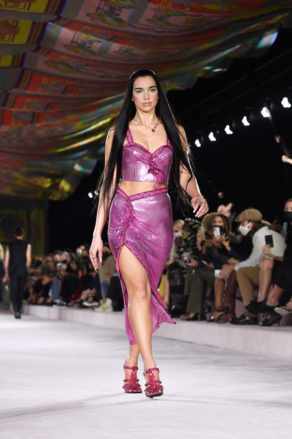 Dua Lipa desfila na passarela da Versace durante a Semana de Moda de Milão  | News | Glamour