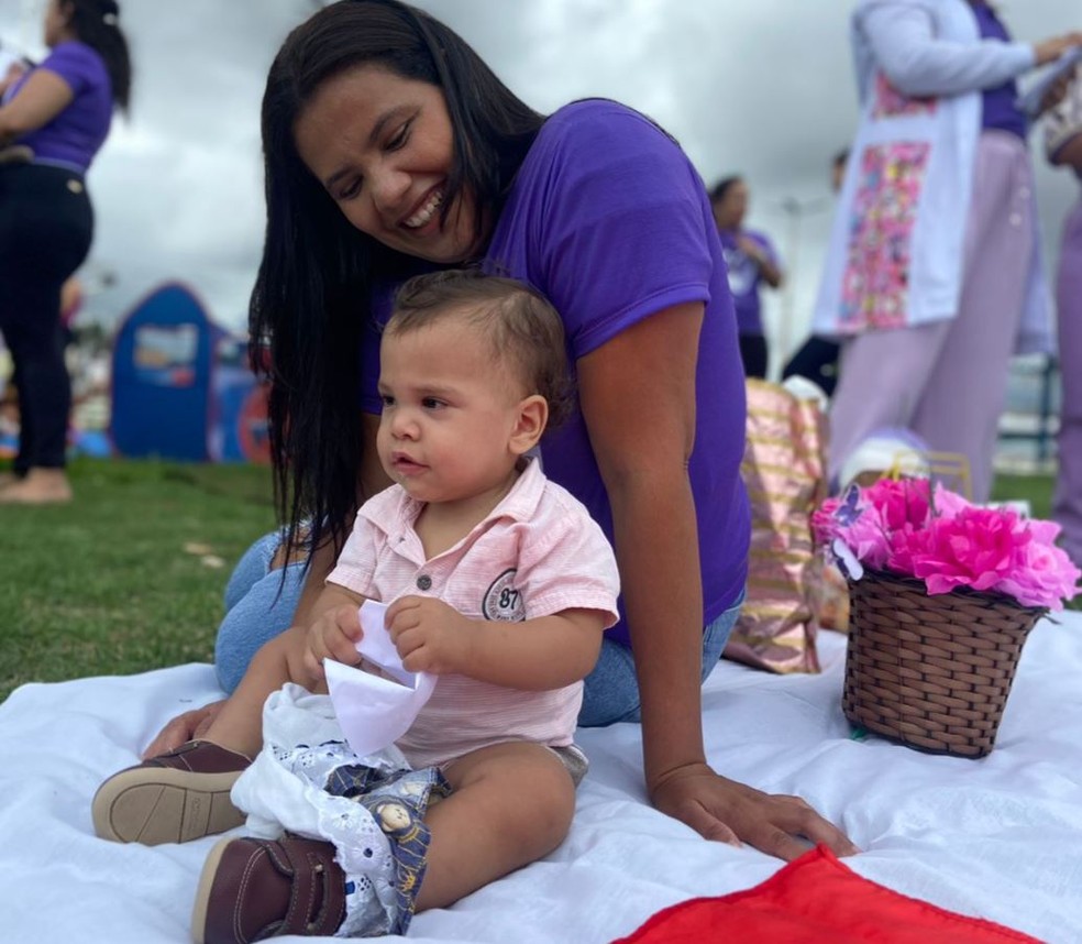 Alene Ferreira e o filho João Miguel, de 6 meses, que nasceu com 25 semanas de gestação. — Foto: Lorena Tavares/ SVM
