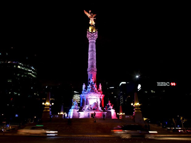 Ángel de la Independencia, na Cidade do México, traz as cores da bandeira francesa.  (Foto: REUTERS/Tomas Bravo)