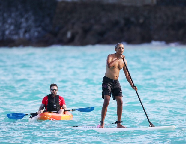 Barack Obama faz stand up paddle em praia no Havaí  (Foto: The Grosby Group)