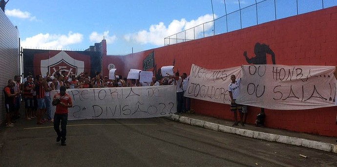 Vitória; protesto; Barradão; torcida (Foto: Ruan Melo)