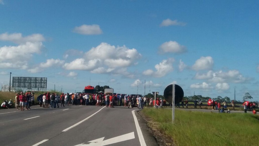 Centenas de pessoas protestam contra Temer durante visita a Pernambuco (Foto: DivulgaÃ§Ã£o/PRF)