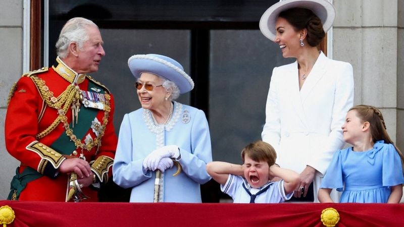 Família real britânica assiste à parada militar em homenagem ao Jubileu de Platina de Elizabeth 2ª nesta quinta-feira (2/6) (Foto: Reuters via BBC News)