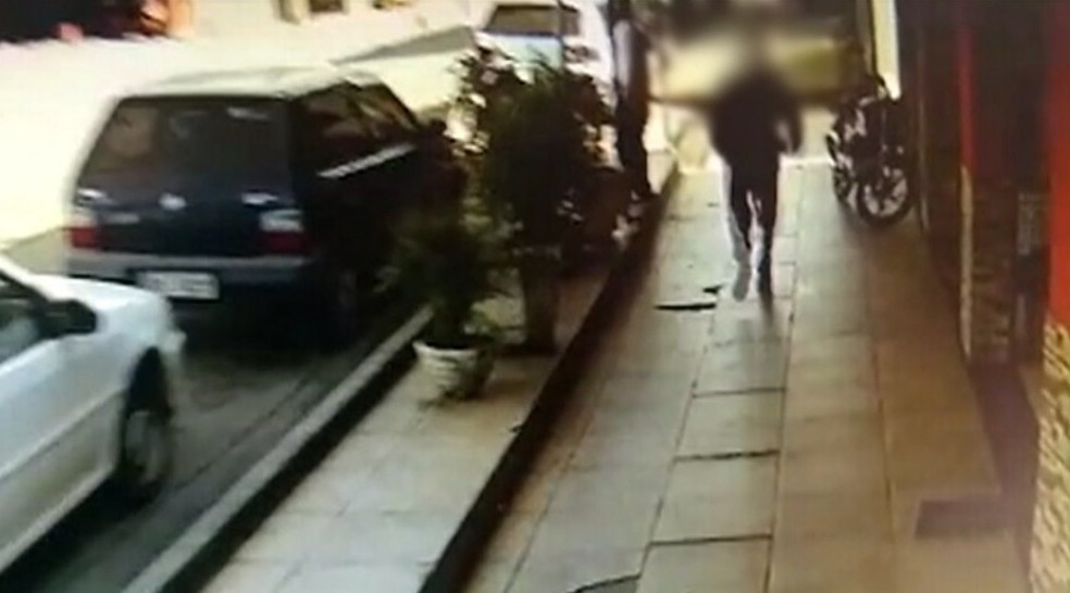 Suspeito de matar tatuador em Bragança Paulista é preso no aeroporto de Guarulhos — Foto: TV Vanguarda/Reprodução