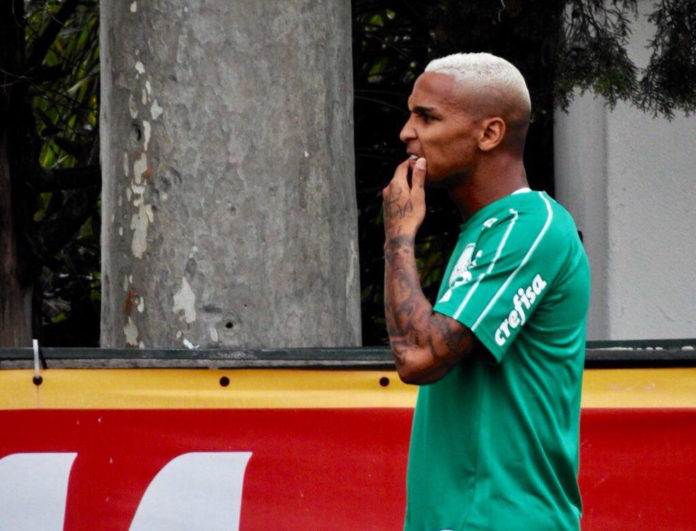 Deyverson participou do treino do Palmeiras nesta terça, na Academia de Futebol — Foto: Tossiro Neto