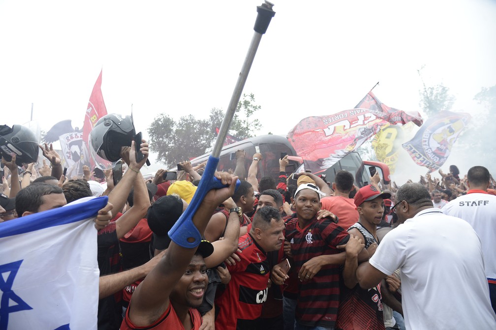 Torcida do Flamengo na porta do Ninho — Foto: André Durão / GloboEsporte.com