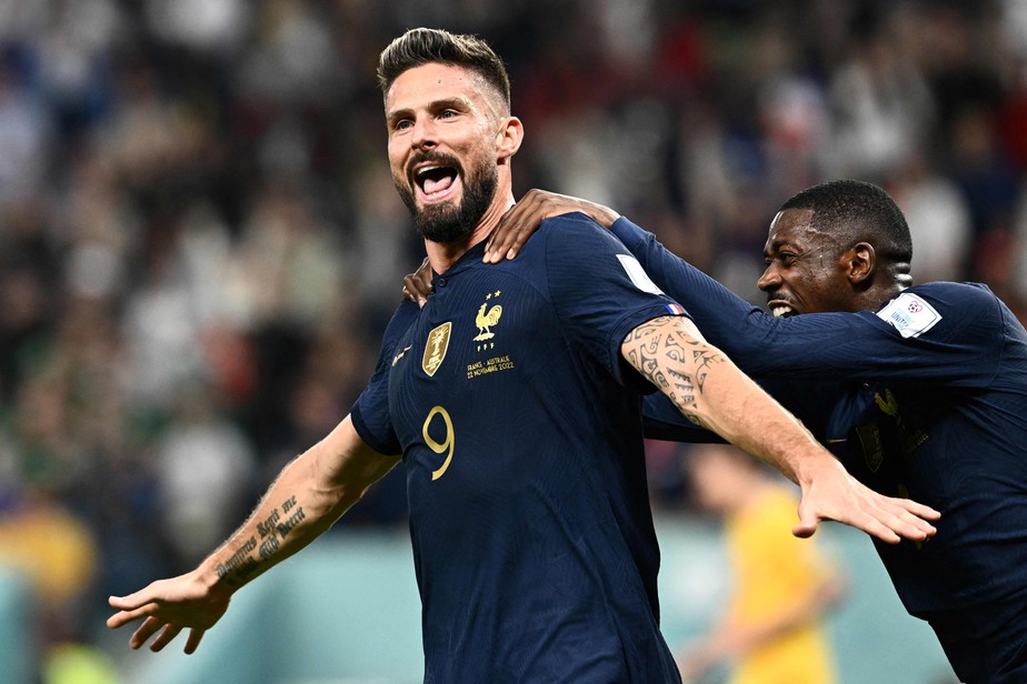 Giroud comemora gol pela França na Copa
