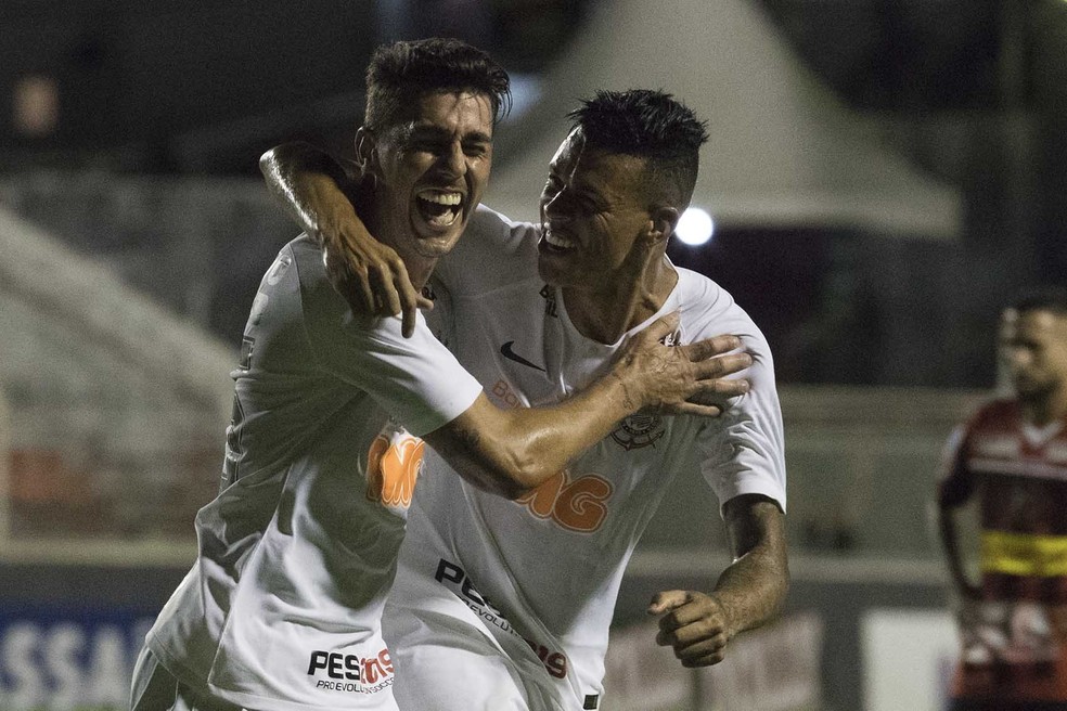 Danilo Avelar e Richard festejando gol do Corinthians sobre o Ituano — Foto: Daniel Augusto Jr/Ag.Corinthians