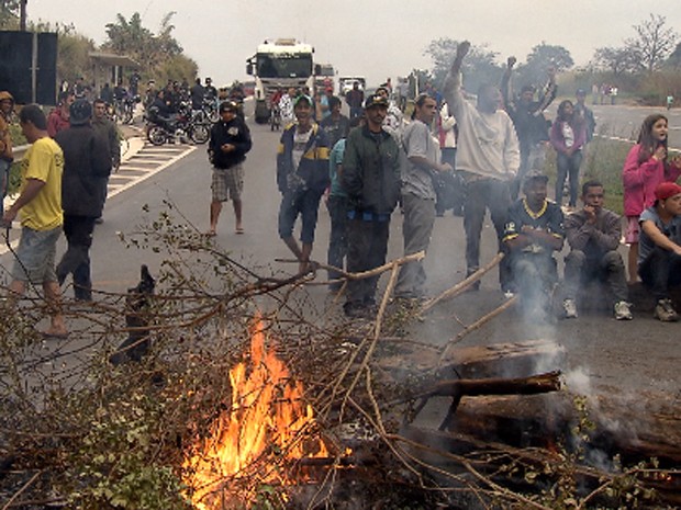 Manifestantes ateiam fogo e montam barreira na MG-050 (Foto: Reprodução/TV Globo)