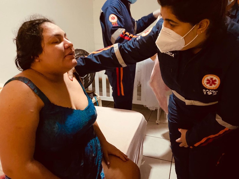 Depois do parto em casa, mãe e filha foram atendidas pelo Samu e encaminhadas ao hospital  — Foto: Hannah Lydia/Arquivo 