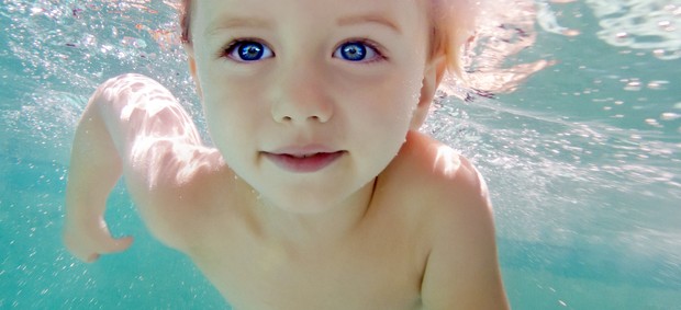 criança nadando (Foto: Getty Images)
