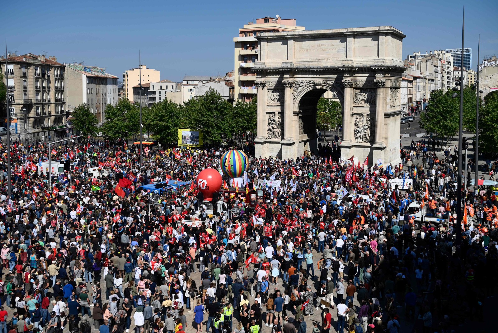 Manifestantes em Marselha, sul da França, neste 1º de maio — Foto: CLEMENT MAHOUDEAU / AFP