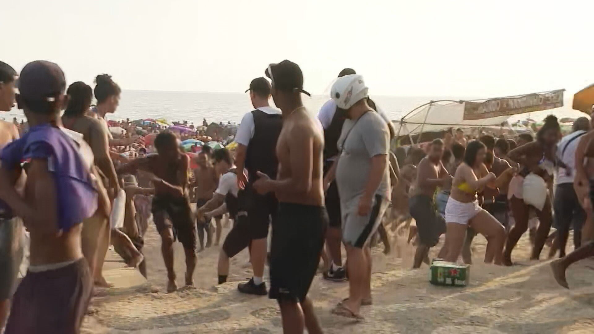 Imagens mostram confusão e correria na praia do Arpoador em dia de feriado e sol no Rio