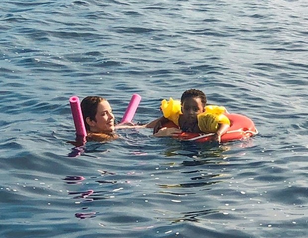 Leandra Leal e a filha, Júlia, nadam nas águas do Rio Negro, no Amazonas (Foto: Reprodução/Instagram)