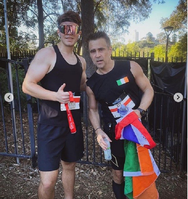 O ator Colin Farrell com um fã após completar a Maratona de Brisbane (Foto: Instagram)