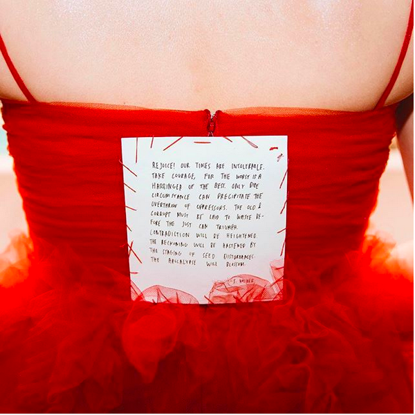 O vestido da cantora Lorde com o texto feminista colado nas costas da artista (Foto: Instagram)