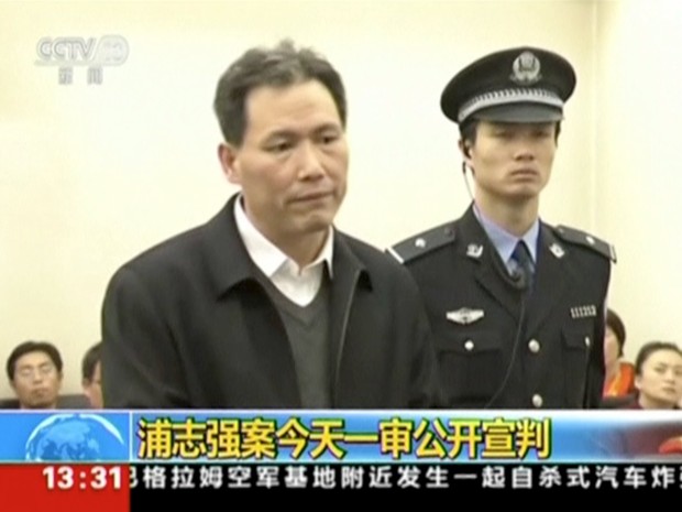 O advogado Pu Zhiqiang, um famoso ativista dos direitos humanos na China, julgado por publicar na internet críticas ao governo, foi condenado nesta terça-feira (22) a três anos de prisão, mas com a suspensão condicional da pena (Foto: CCTV/Reuters)