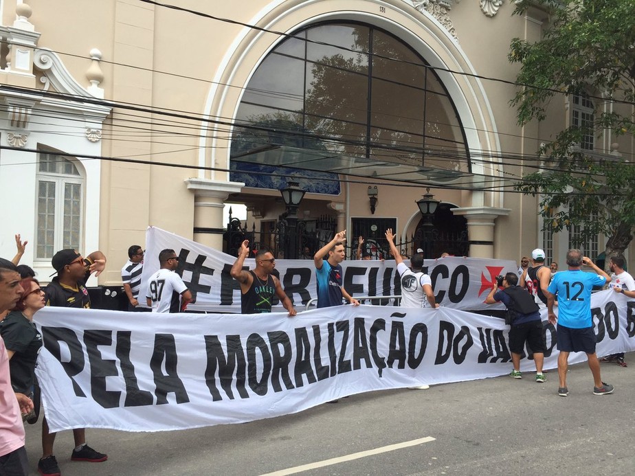 Com faixas, torcedores protestam contra Eurico na porta de São Januário