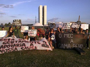 Alunos da Gama Filho promovem enterro simbólico da educação para protestar contra o descredenciamento da universidade fluminense (Foto: Isabella Calzolari / G1)