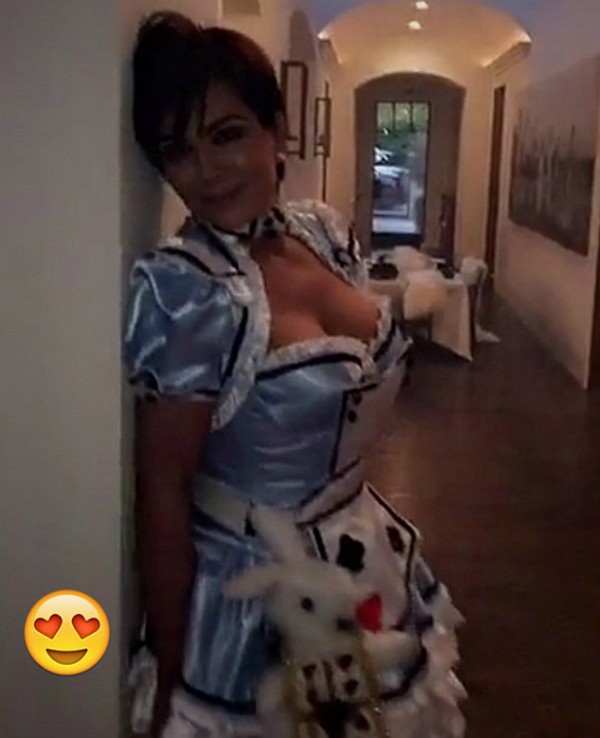 Kris Jenner vestida como Alice no Halloween (Foto: Snapchat)