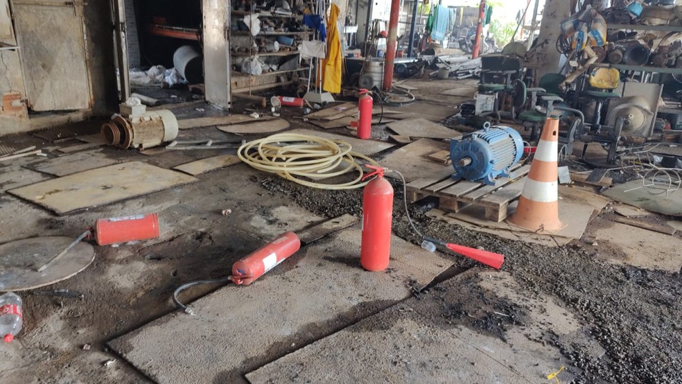 Depósito de materiais recicláveis no bairro do São Jorge, em Maceió, após incêndio que durou 5 horas  — Foto: Erik Maia/ TV Gazeta