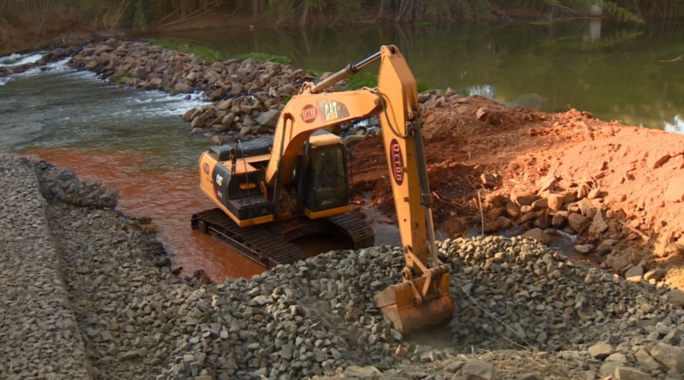 Obra está sendo feita para manter vazão em ponto de captação (Foto: Reprodução/EPTV)