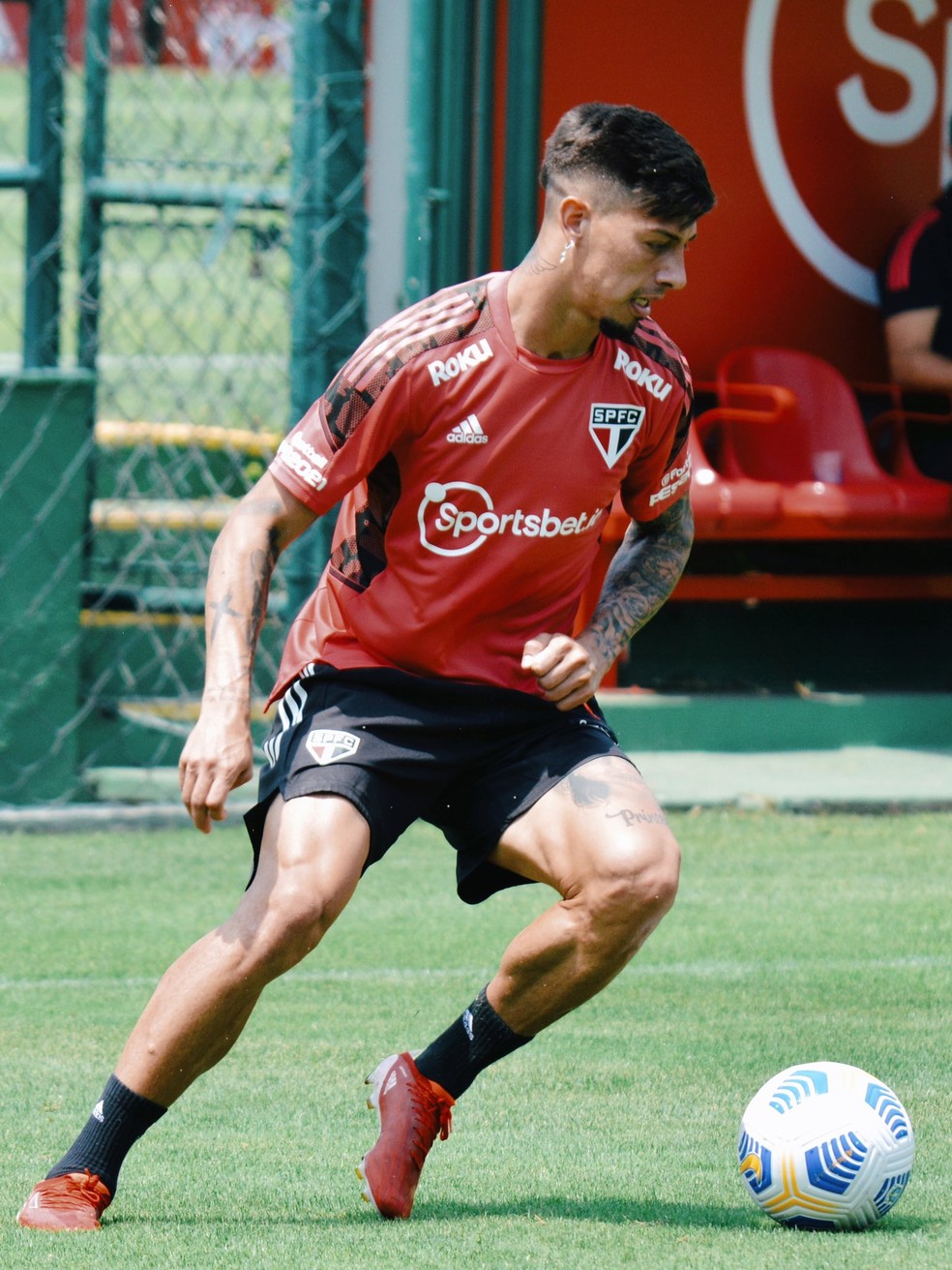 Rigoni durante treino do Sâo Paulo nesta quinta-feira — Foto: Fellipe Lucena/saopaulofc