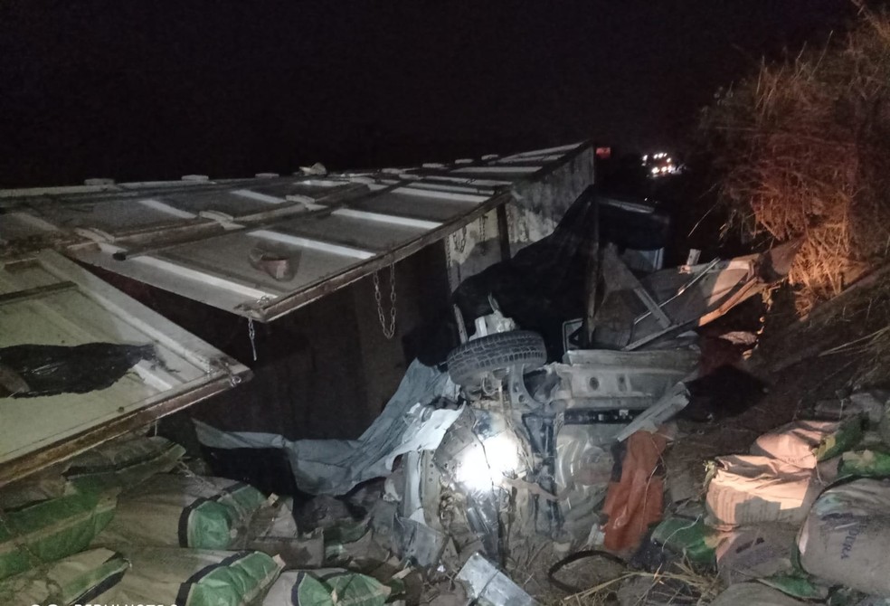 Carro foi esmagado por carreta na BR-364 em Jaru — Foto: Corpo de Bombeiros/Reprodução