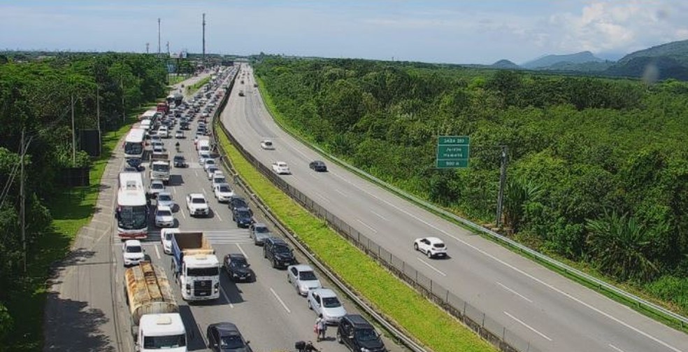 Rodovia Padre Manoel da Nóbrega registra alto fluxo de veículos e congestionamento no km 280 na manhã desta segunda-feira — Foto: Ecovias/Divulgação