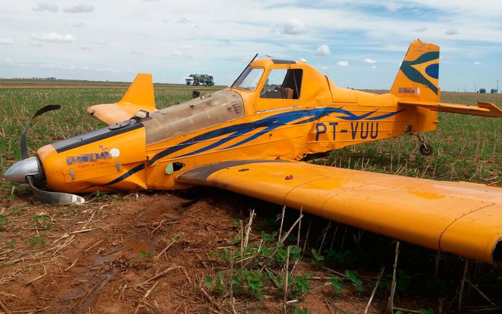 Aeronave agrícola cai durante aplicação de defensivos em plantação no oeste da Bahia (Foto: Divulgação/Polícia Militar)