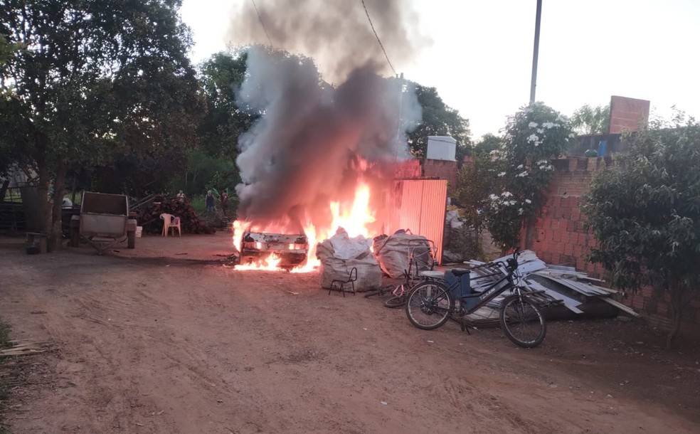 Veículo ficou completamente destruído  — Foto: Divulgação 