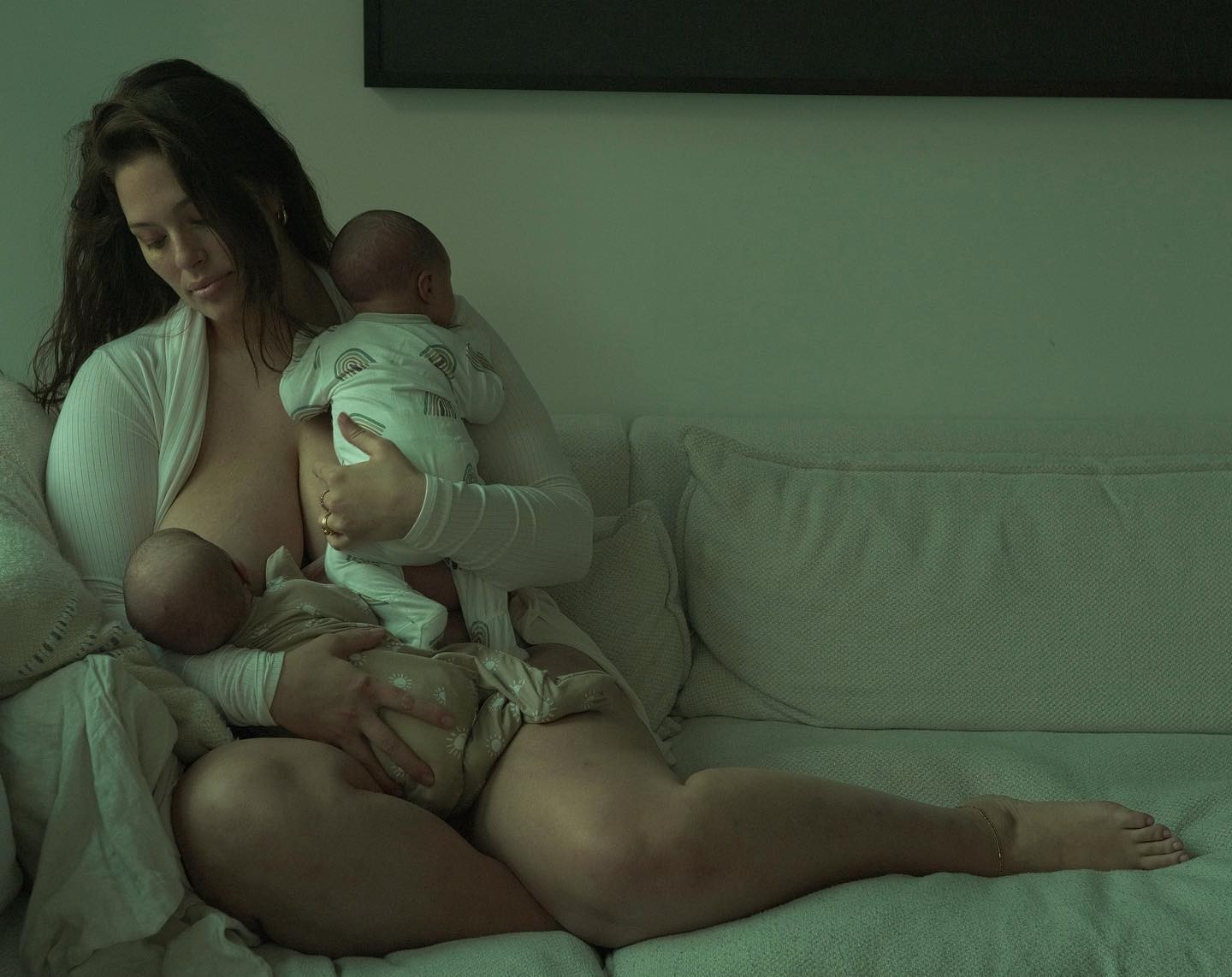 Ashley Graham posa com filhos gêmeos e desabafa: Não tem sido fácil, mas vale a pena (Foto: Reprodução/Instagram)
