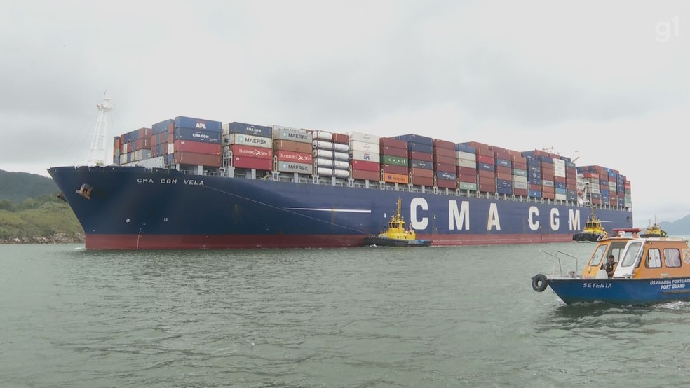 Maior navio porta-contêineres em comprimento chega ao Porto de Santos e altera travessia de balsas — Foto: Reprodução/TV Tribuna