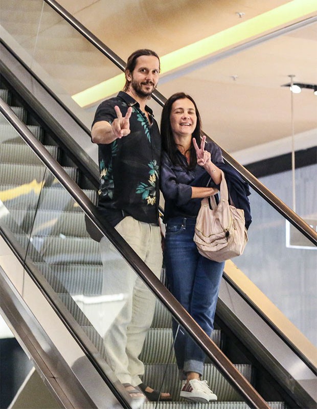 Vladimir Brichta e Adriana Esteves passeiam no Shopping (Foto: Edson Aipim/ Agnews)