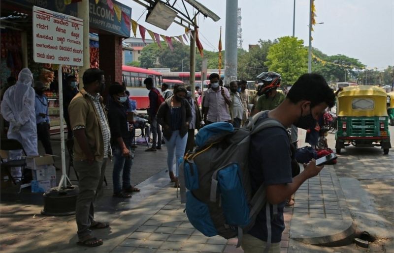 BBC - Muitos dos trabalhadores migrantes da Índia enfrentaram dificuldades consideráveis para voltar às suas aldeias natais (Foto: EPA via BBC)