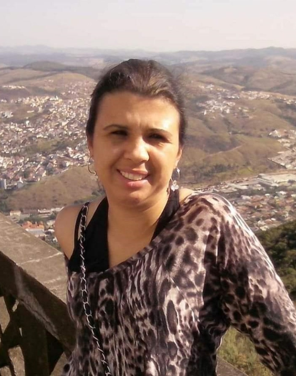 A professora Flávia Cristina de Souza, de 35 anos, morreu após explosão de galão em casamento em MG — Foto: Reprodução EPTV