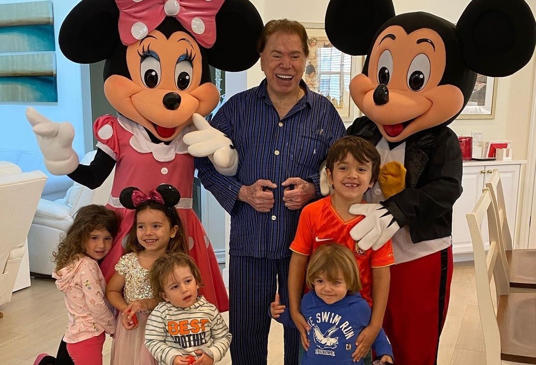 Silvio Santos com os netos Nina, Jane, Daniel, Pedro e Senor (Foto: Reprodução/Instagram)