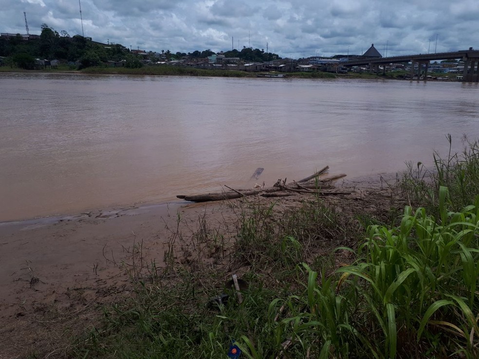 Polícia tenta identificar corpo encontrado às margens de rio no interior do Acre (Foto: Adelcimar Carvalho/G1)