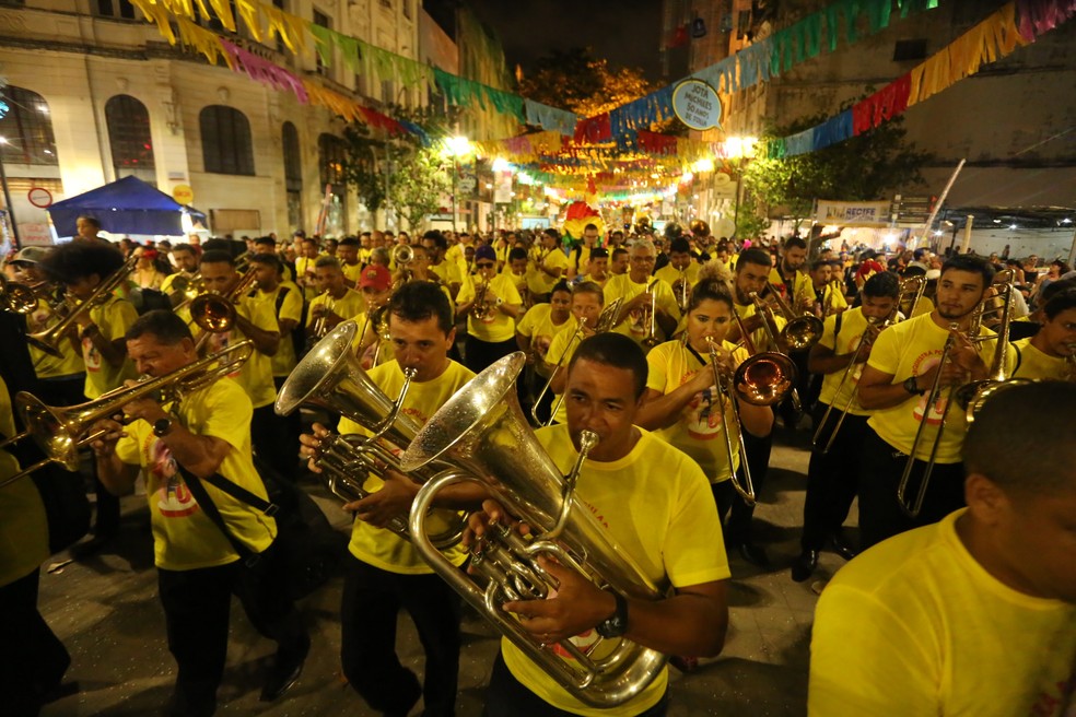 Orquestra de frevo anima cortejo na abertura do carnaval recifense (Foto: Rafael Medeiros/G1)