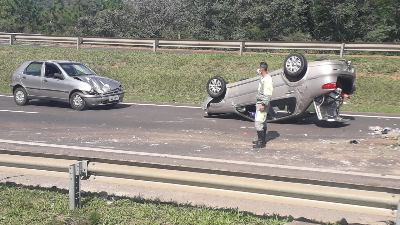 Após colisão, carro capota em rodovia de Porto Feliz