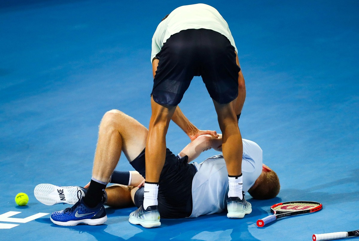 Dimitrov dá show de fair play em lesão de rival: 
