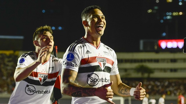 Luciano festeja gol pelo S&atilde;o Paulo contra o Atl&eacute;tico-GO