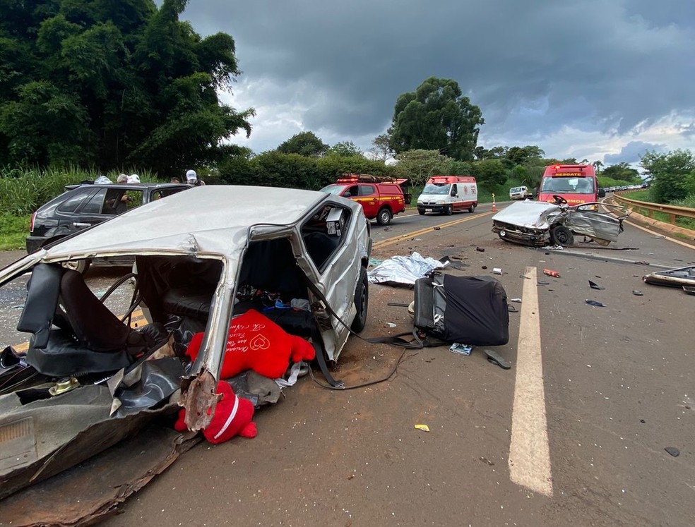 Homem morre e sete pessoas ficam feridas em acidente que deixou carro partido ao meio na BR-265 — Foto: Divulgação/Corpo de Bombeiros 