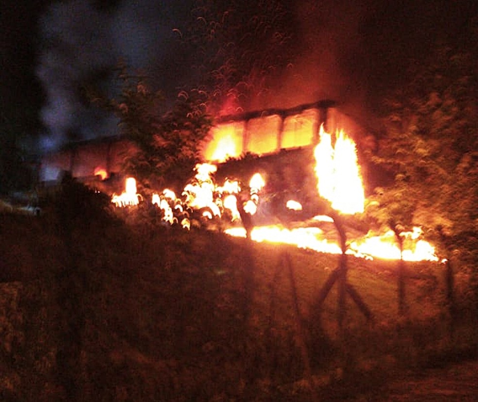 Ônibus pegaram fogo durante a madrugada em Varginha (MG) — Foto: Corpo de Bombeiros