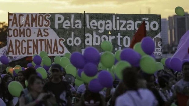 Protesto pede legalização do aborto no Brasil (Foto: AGÊNCIA BRASIL via BBC)