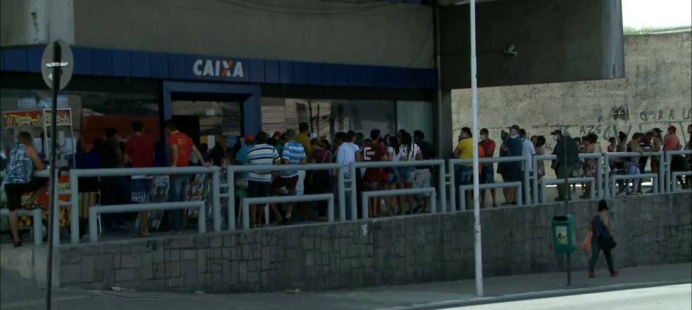 Fila em agência da Caixa Econômica, em João Pessoa — Foto: TV Cabo Branco/Reprodução