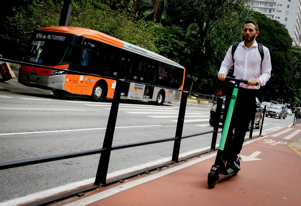 A prefeitura da cidade de São Paulo regulamentará uso de patinetes elétricos na cidade em até 45 dias. Entre as medidas está a obrigação de uso de capacetes e a proibição do equipamento nas calçadas. — Foto: Aloisio Mauricio/Foto Arena/Estadão Conteúdo