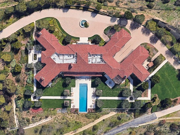 O proprietário da mansão na California é o magnata Tyler Perry (Foto: Reprodução/Google)
