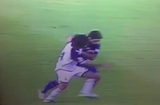 Luis Suárez é flagrado dando um soco no adversário  (Foto: reprodução/instagram)